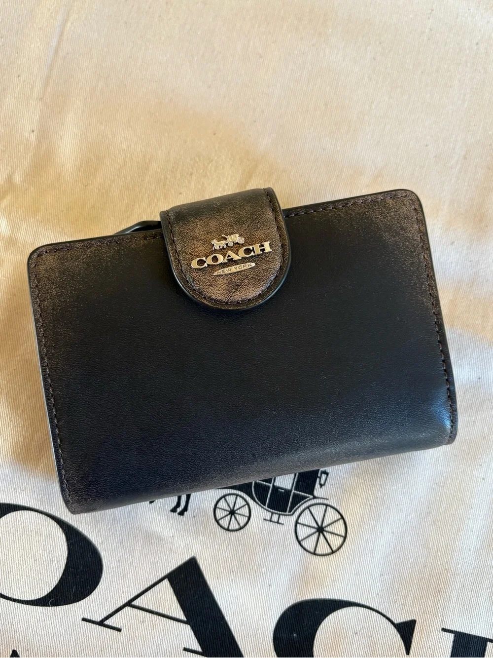 Coach compact black